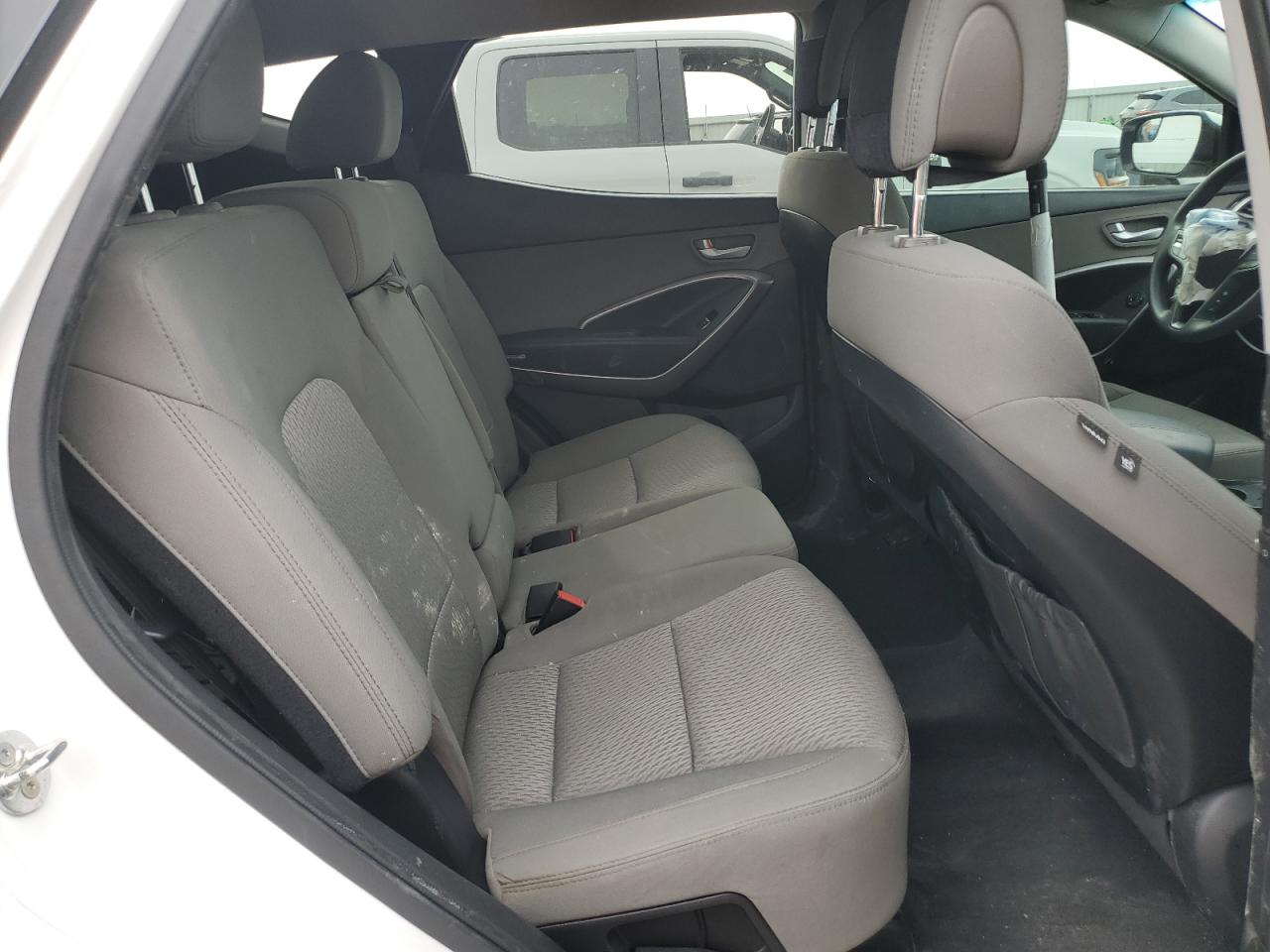 2016 Hyundai Santa Fe - Image 12