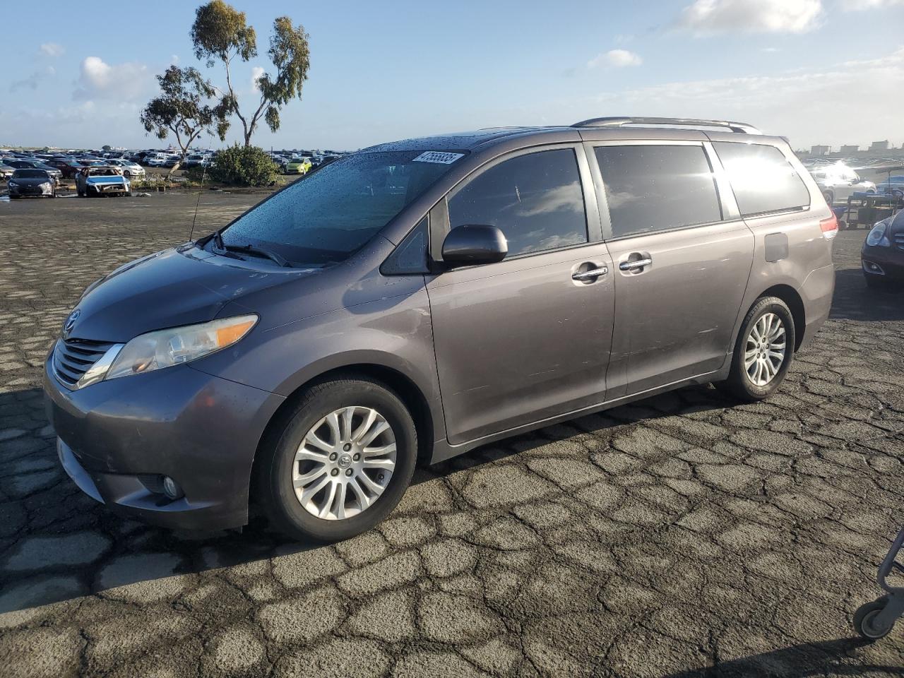2013 Toyota Sienna - Image 1