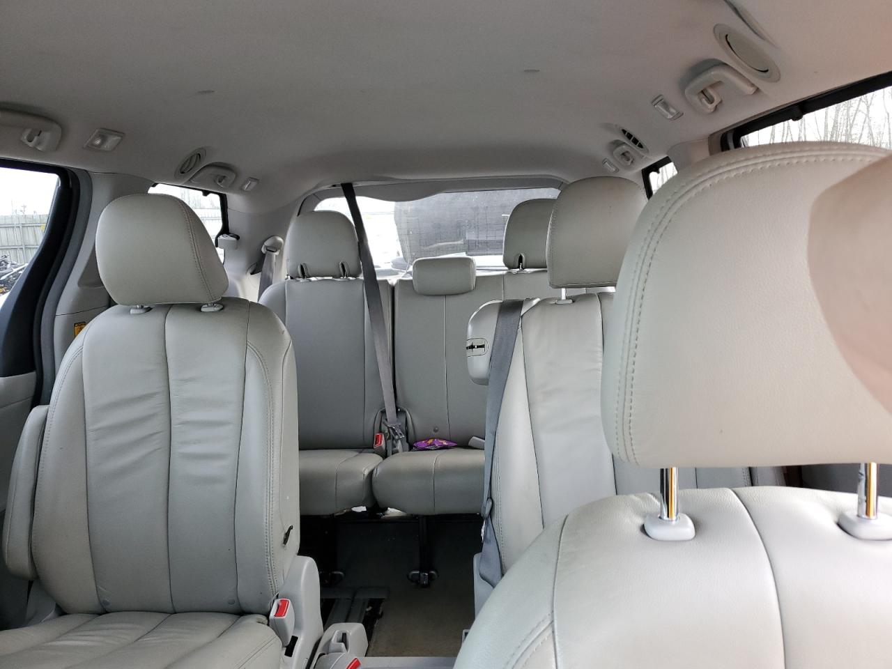 2013 Toyota Sienna - Image 10