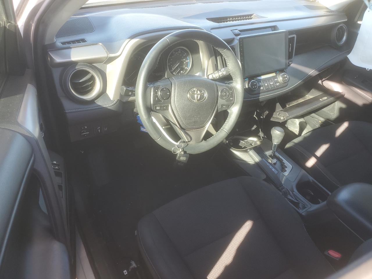 2018 Toyota RAV 4 - Image 8