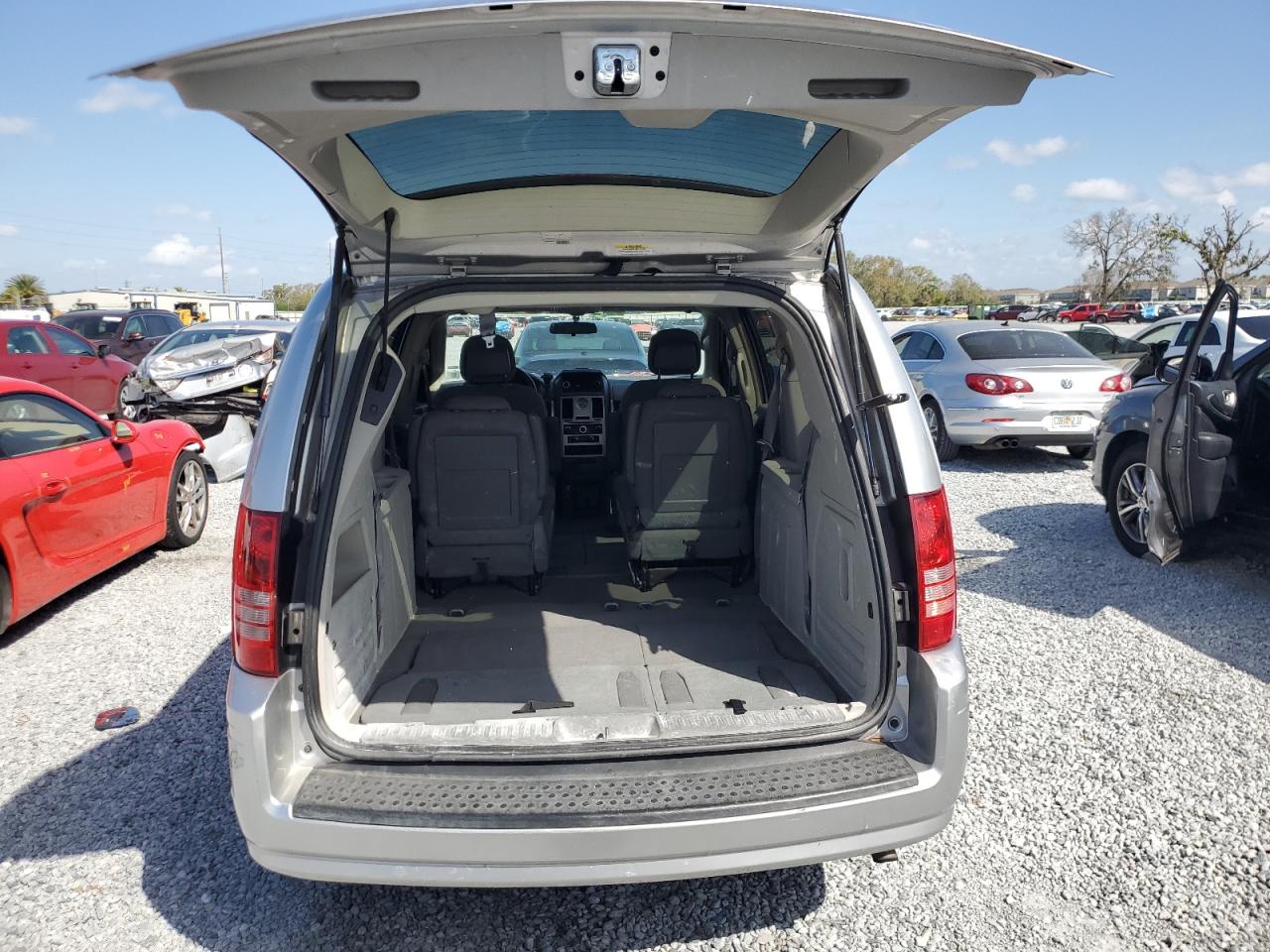 2010 Chrysler Town & Country - Image 6
