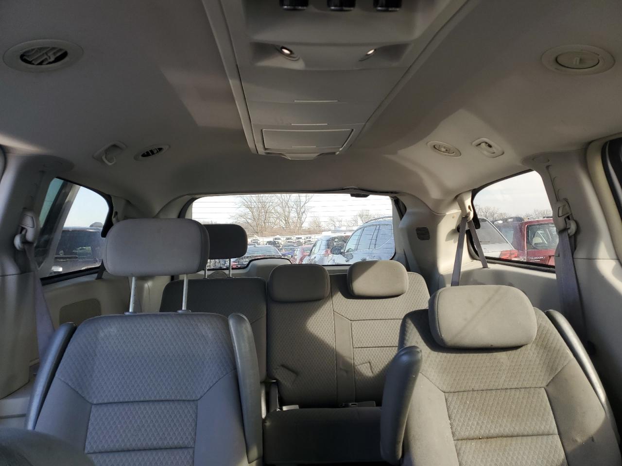 2010 Chrysler Town & Country - Image 10