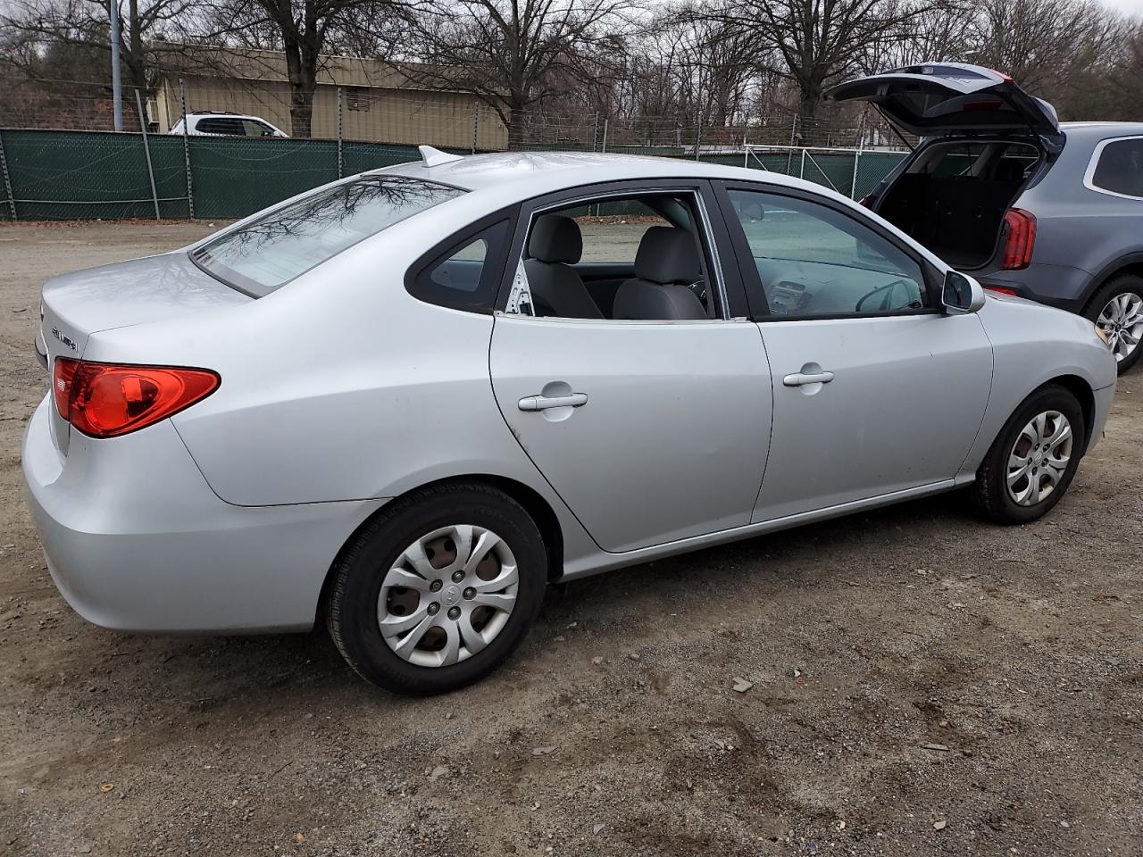 2010 Hyundai Elantra - Image 3