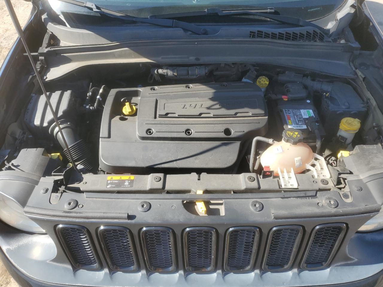 2017 Jeep Renegade - Image 11
