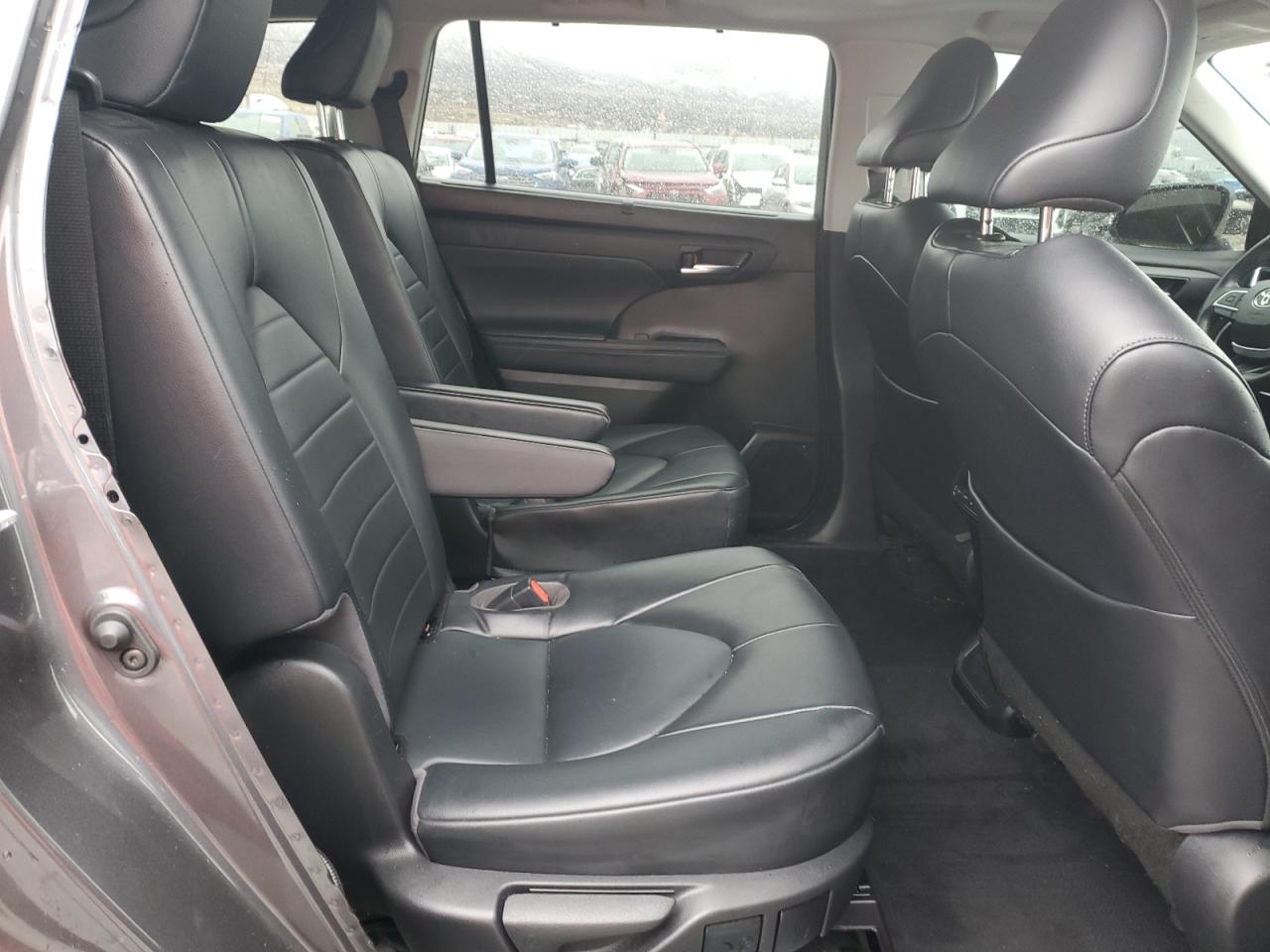 2022 Toyota Highlander - Image 12