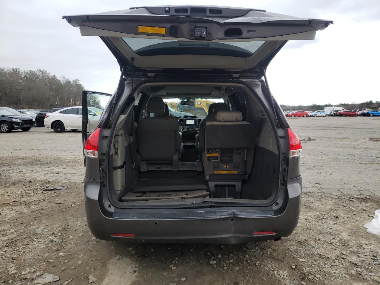 2011 Toyota Sienna - Image 6