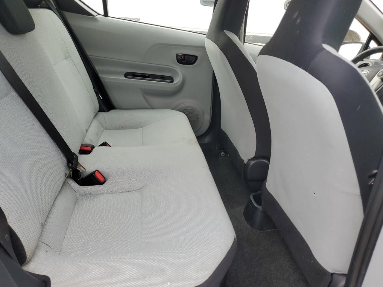 2014 Toyota Prius - Image 10