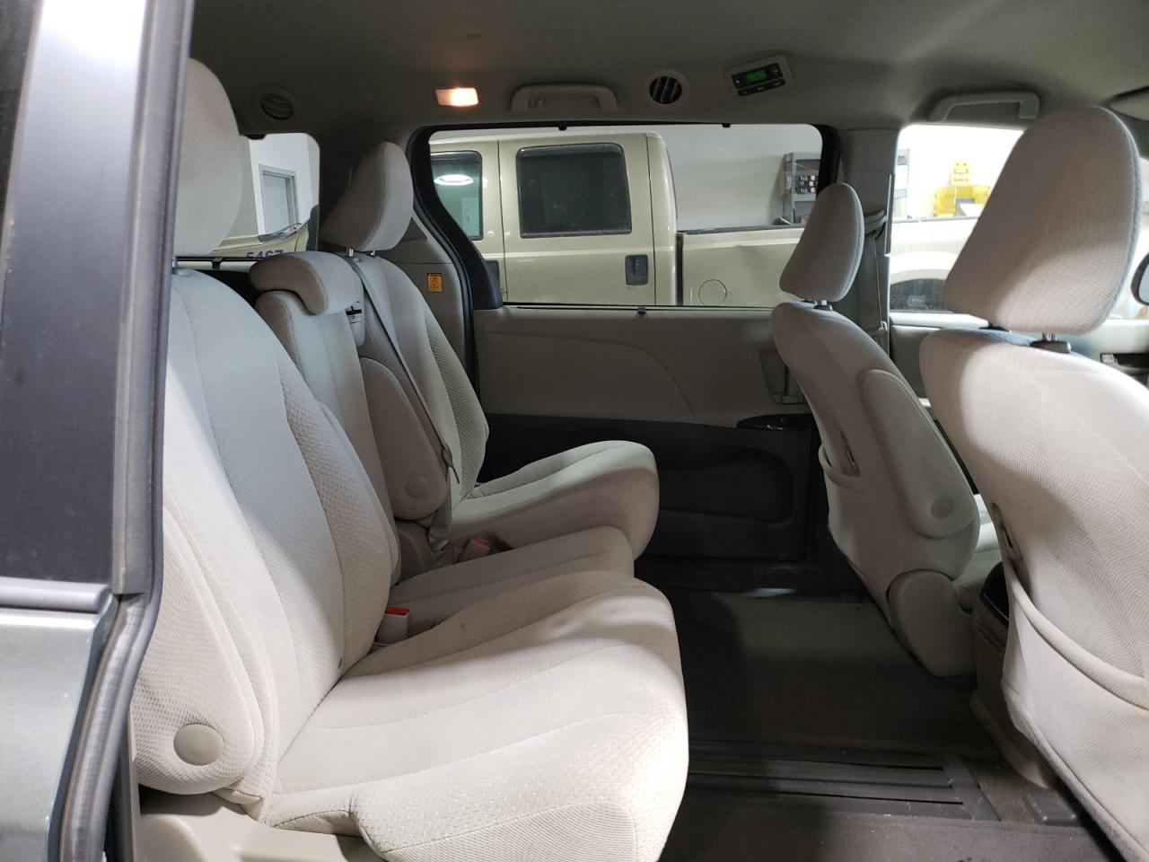 2013 Toyota Sienna - Image 10