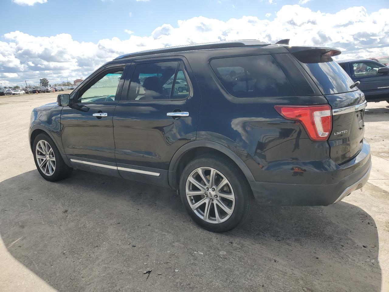 2016 Ford Explorer - Image 2