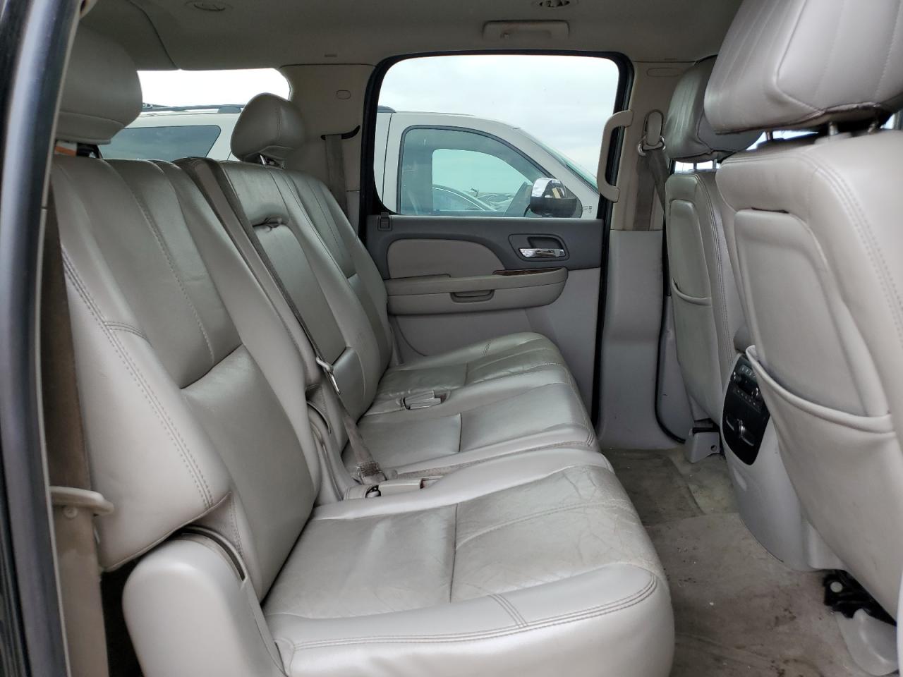 2007 Chevrolet Suburban - Image 11