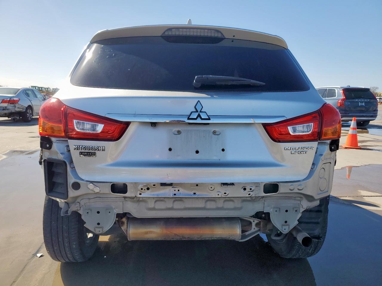 2018 Mitsubishi Outlander - Image 6