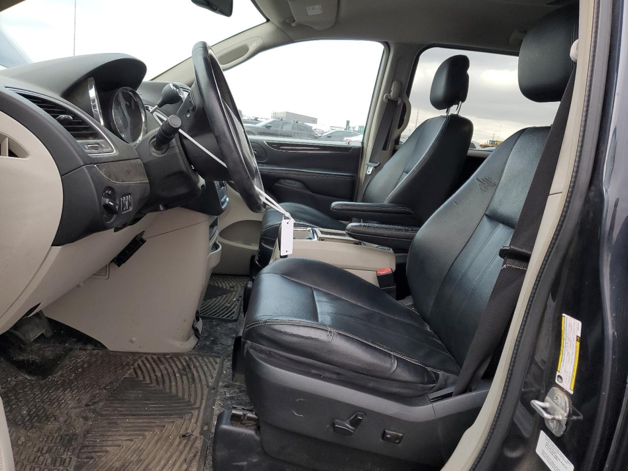 2014 Chrysler Town & Country - Image 7