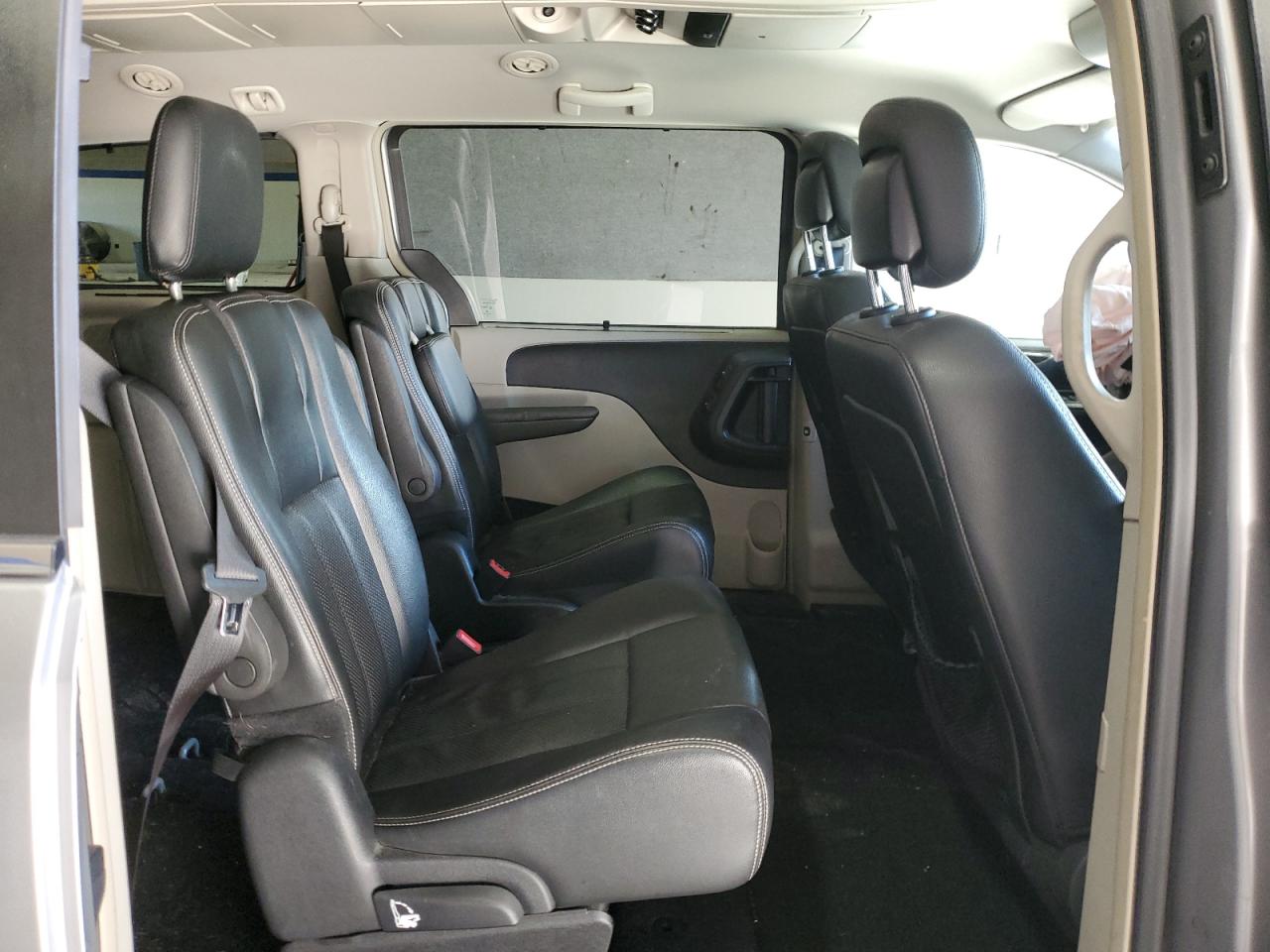 2015 Chrysler Town & Country - Image 11