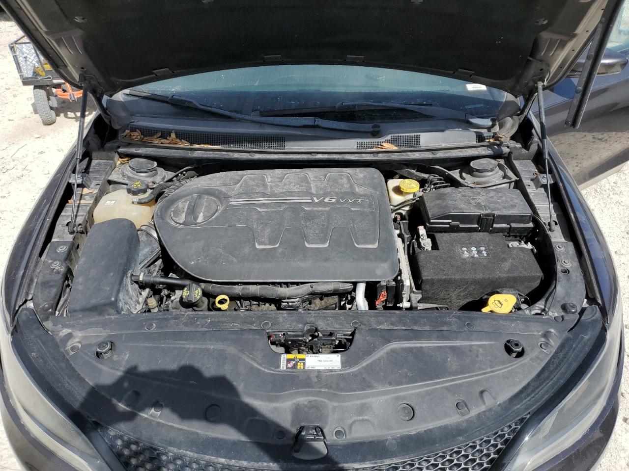 2016 Chrysler 200 - Image 11