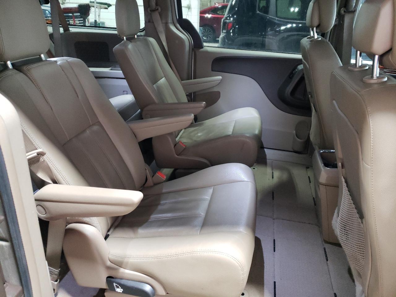 2016 Chrysler Town & Country - Image 11