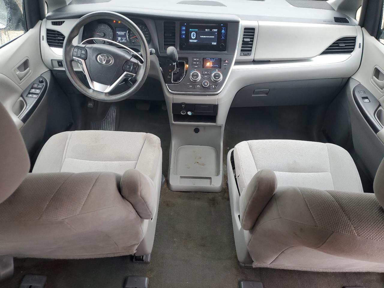 2017 Toyota Sienna - Image 8