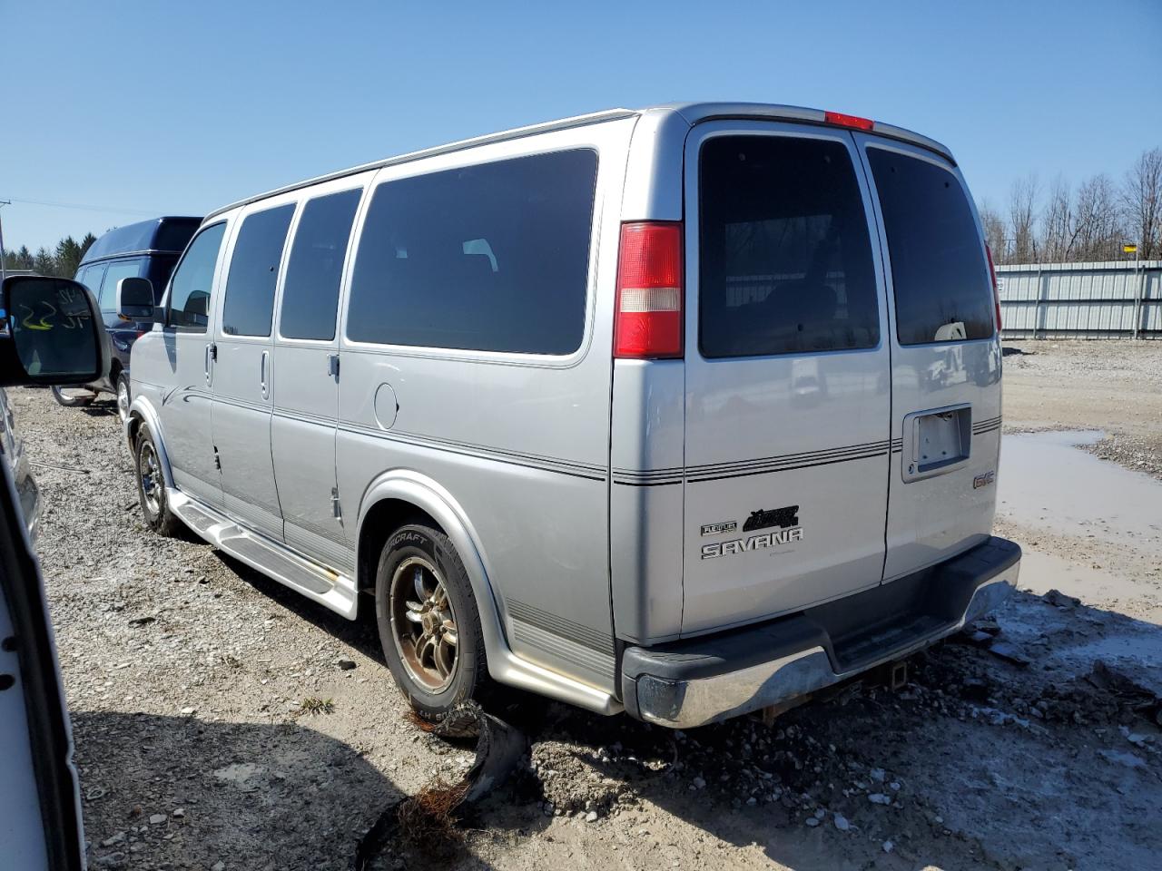 2011 GMC Savana - Image 2