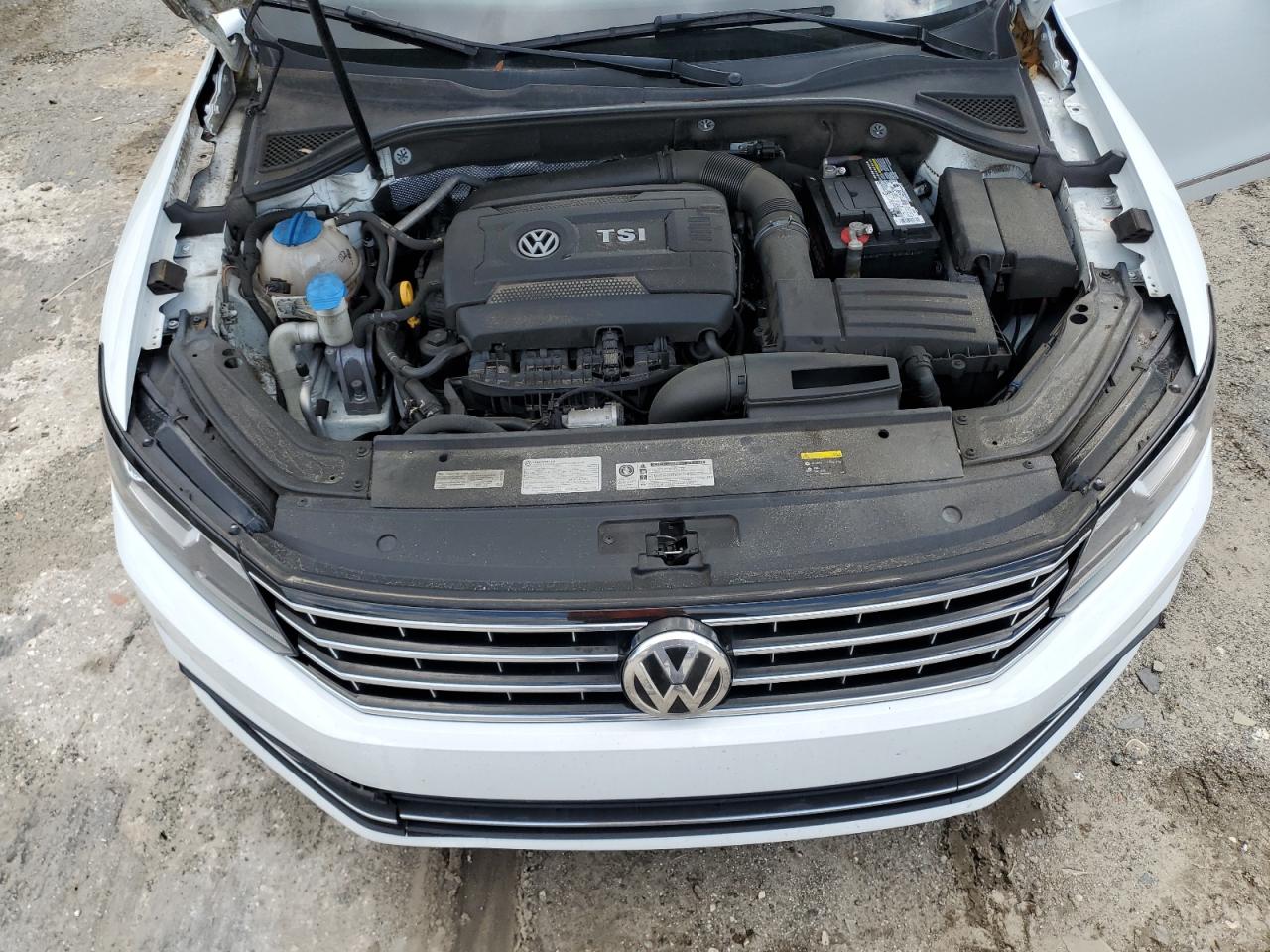 2017 Volkswagen Passat - Image 11