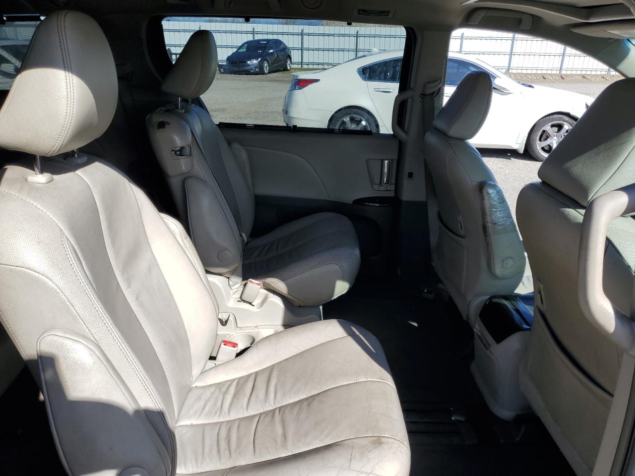 2013 Toyota Sienna - Image 11