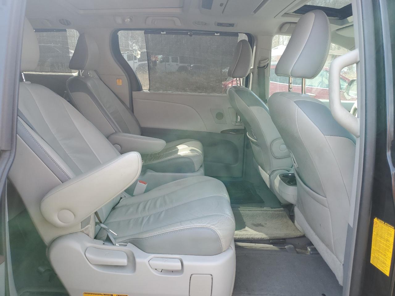 2012 Toyota Sienna - Image 11