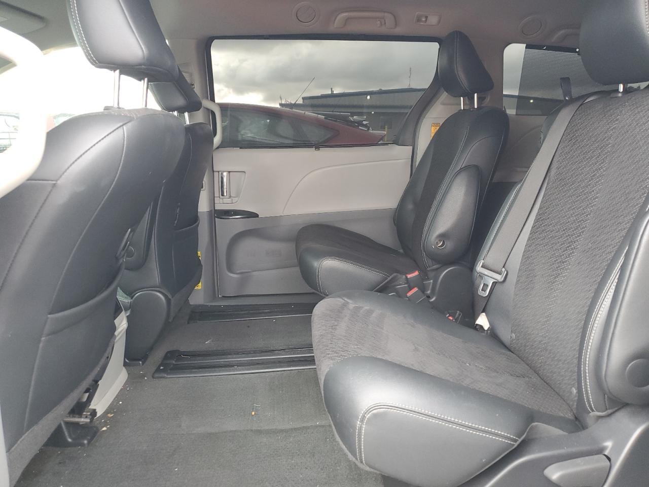 2013 Toyota Sienna - Image 11