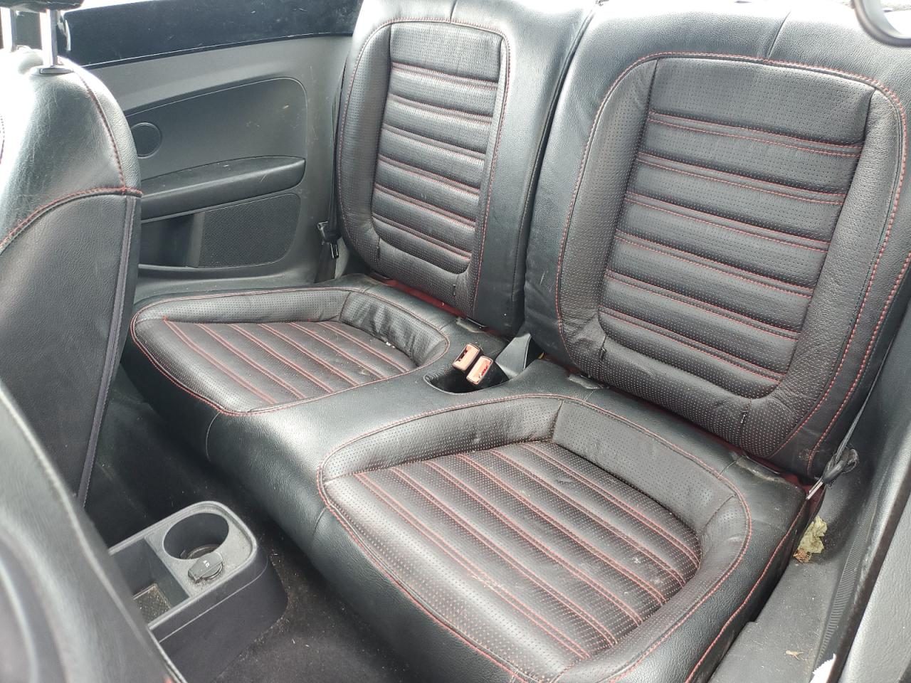 2012 Volkswagen Beetle - Image 10