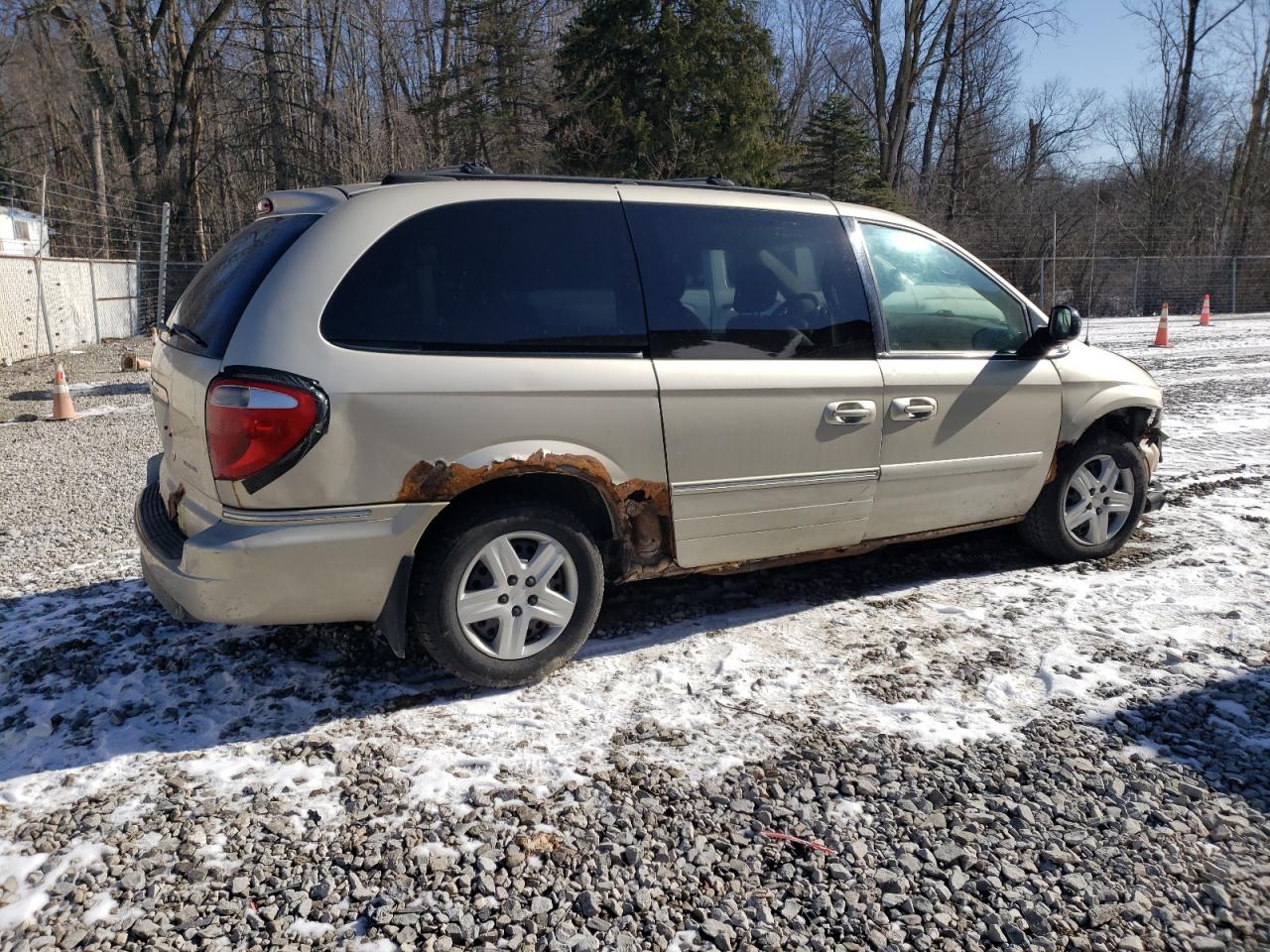 2005 Chrysler Town & Country - Image 3