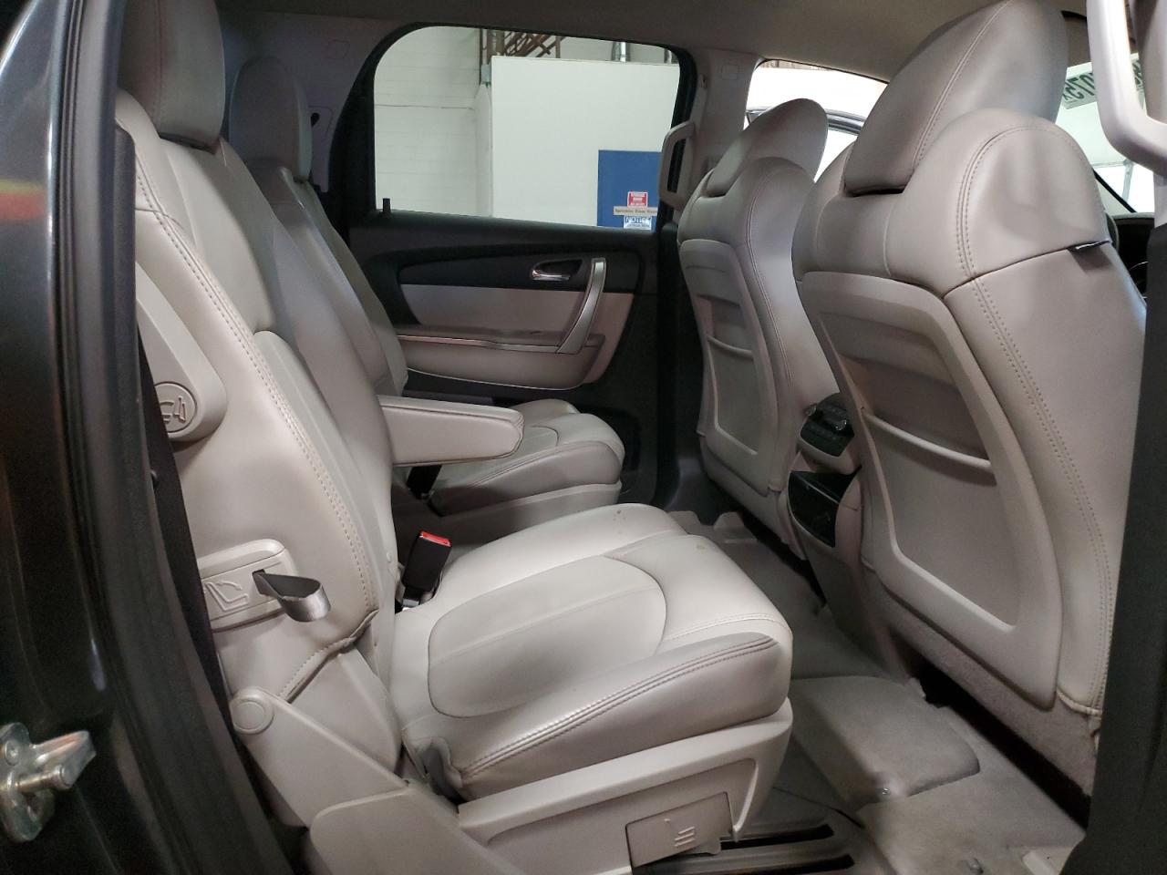 2011 GMC Acadia - Image 11