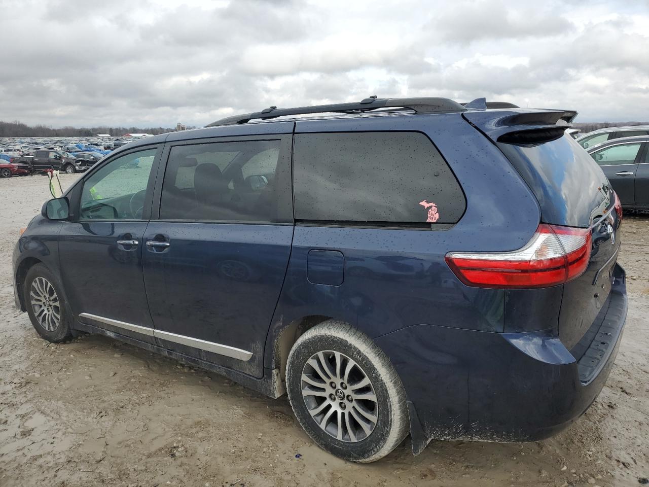 2019 Toyota Sienna - Image 2