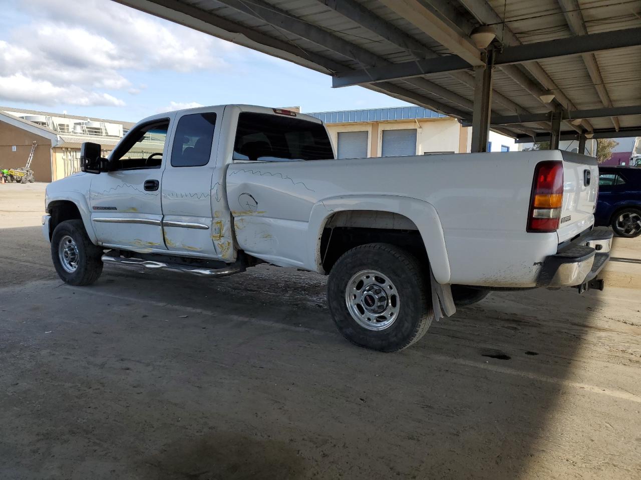 2004 GMC Sierra - Image 2
