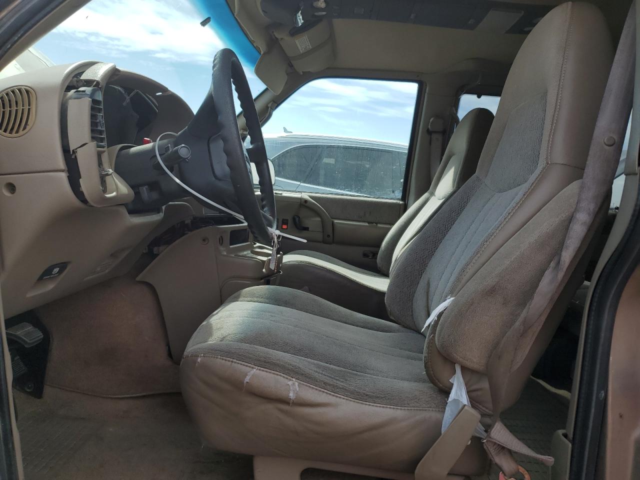 1999 GMC Safari - Image 7
