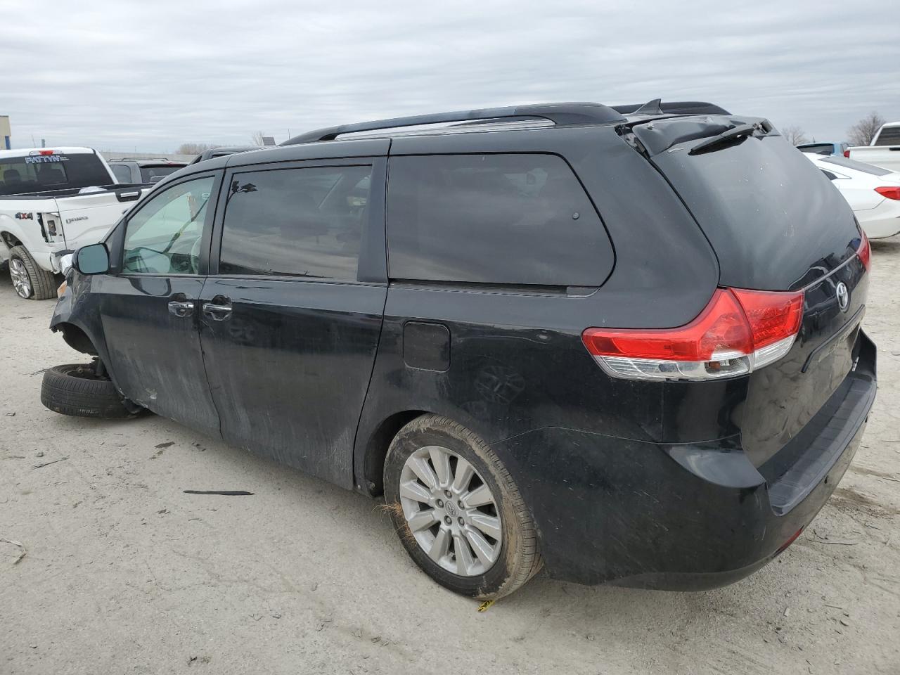 2014 Toyota Sienna - Image 2