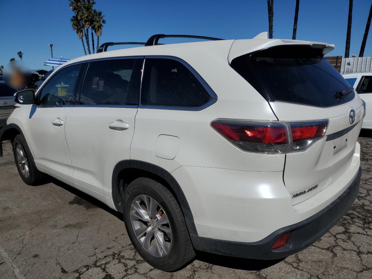 2015 Toyota Highlander - Image 2