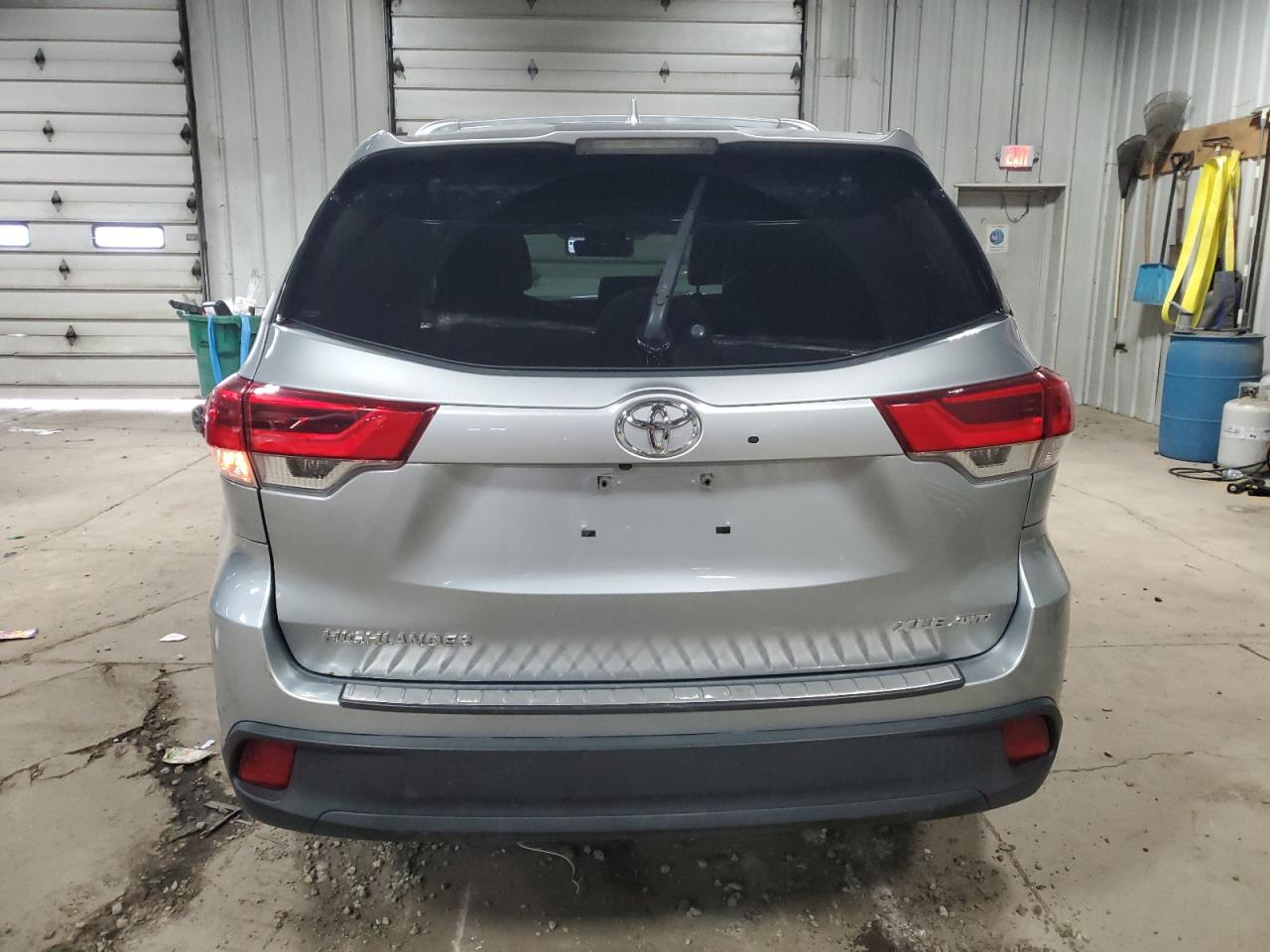 2017 Toyota Highlander - Image 6