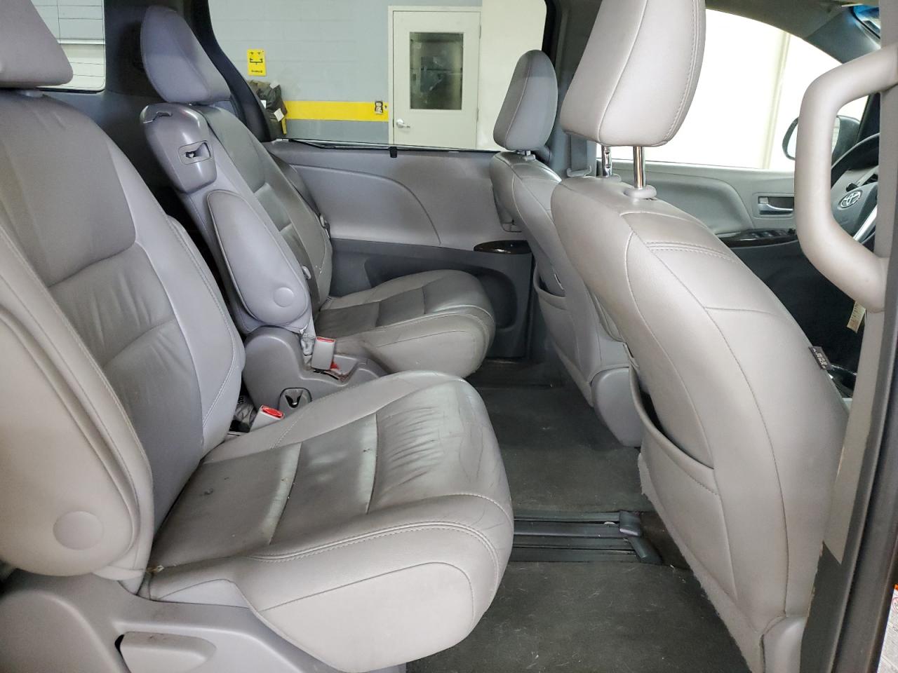 2015 Toyota Sienna - Image 11