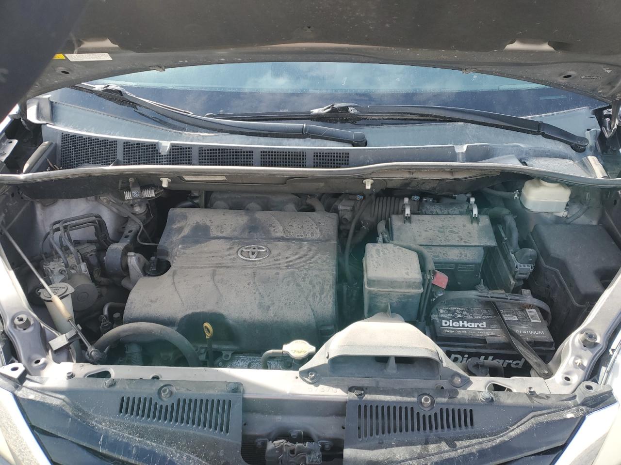 2011 Toyota Sienna - Image 12