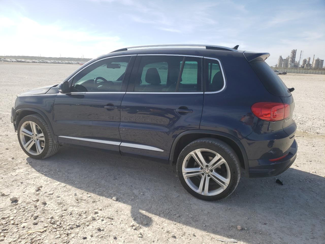 2016 Volkswagen Tiguan - Image 2