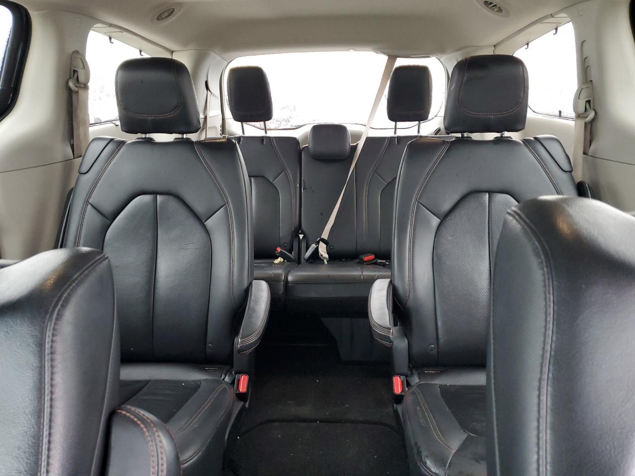 2017 Chrysler Pacifica - Image 10