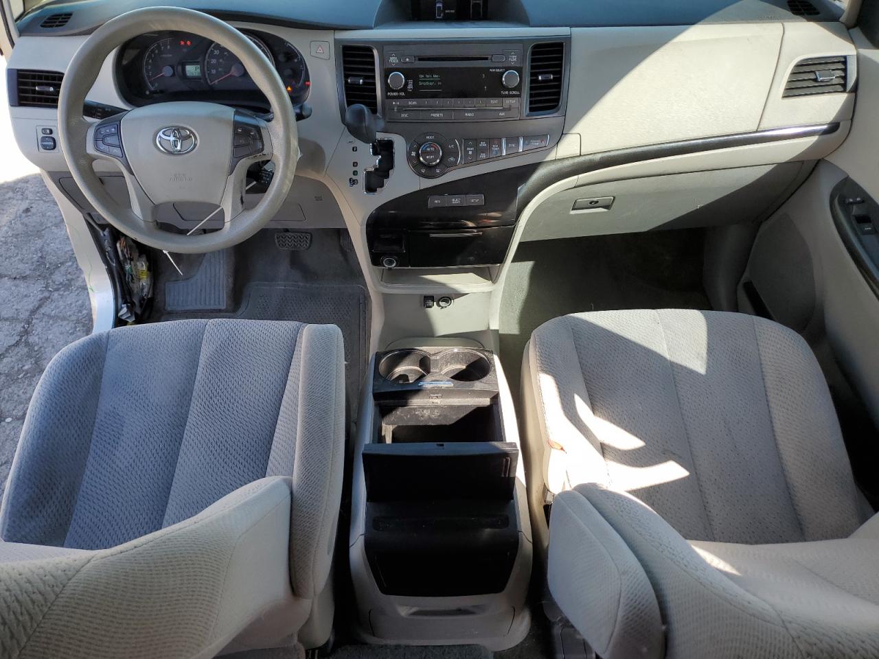 2013 Toyota Sienna - Image 8