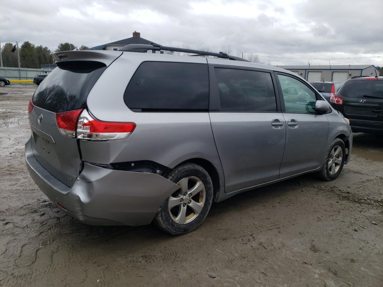 2012 Toyota Sienna - Image 3