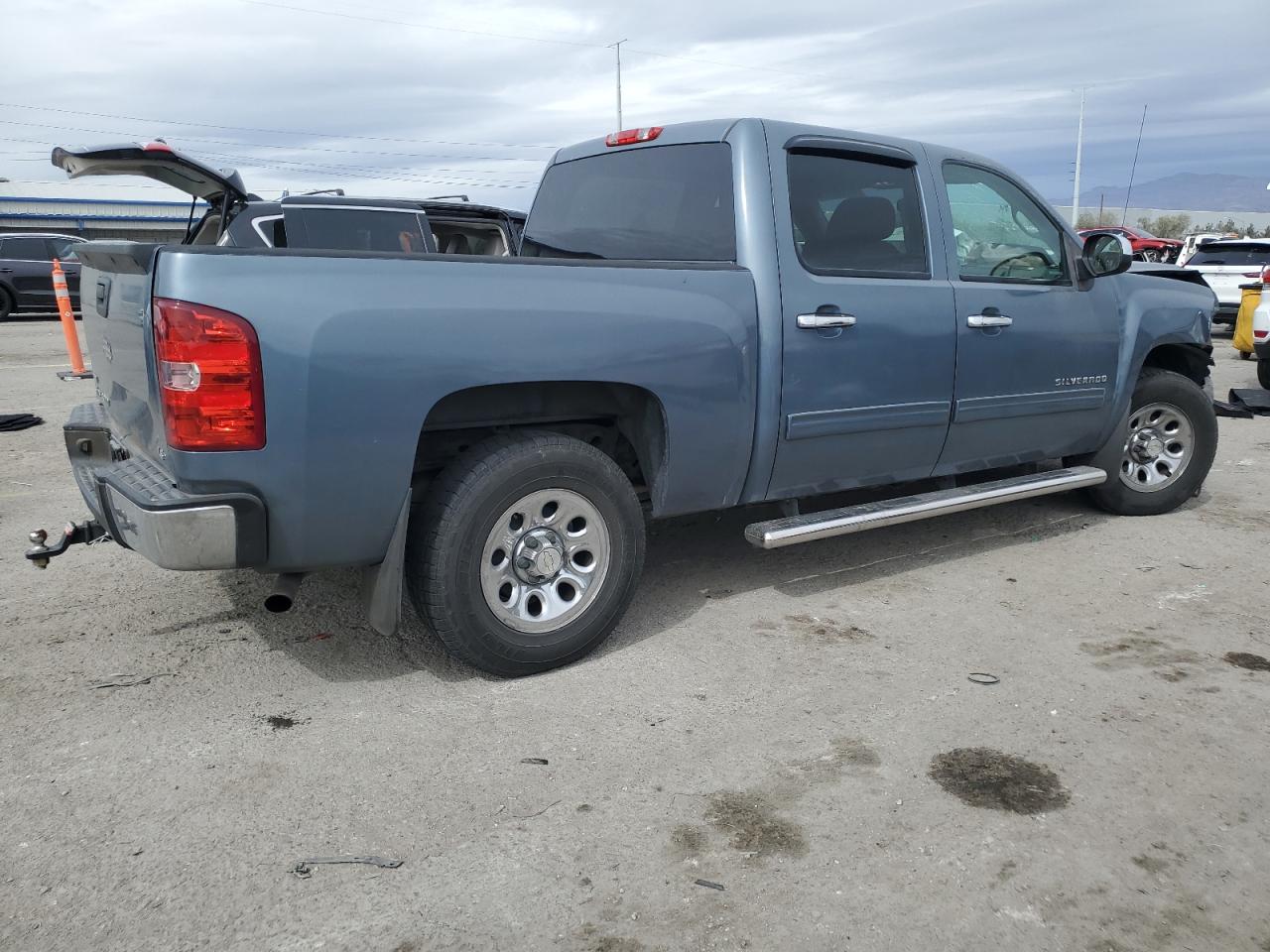 2011 Chevrolet Silverado - Image 3