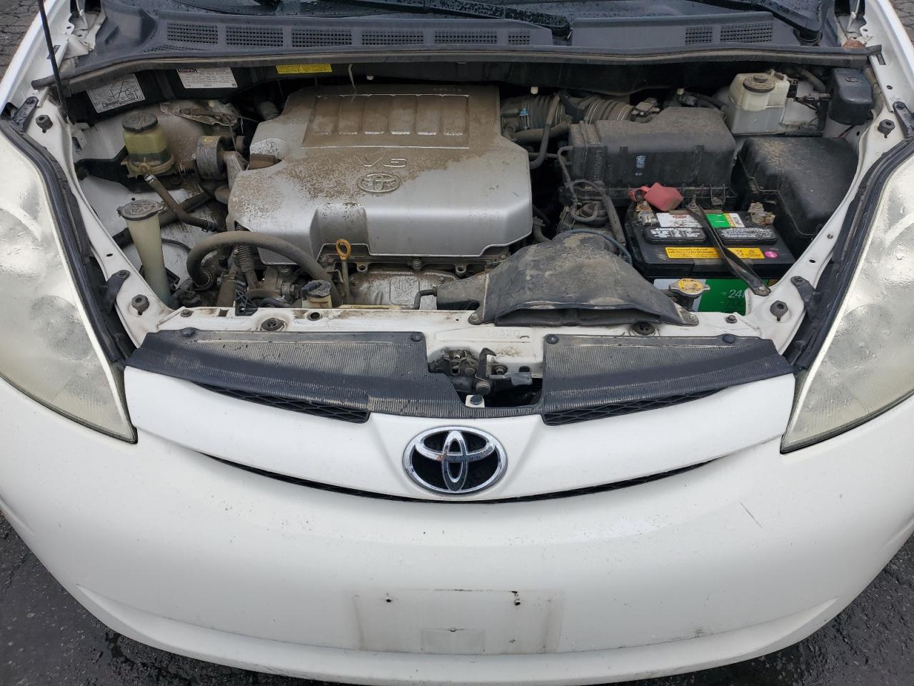 2010 Toyota Sienna - Image 12