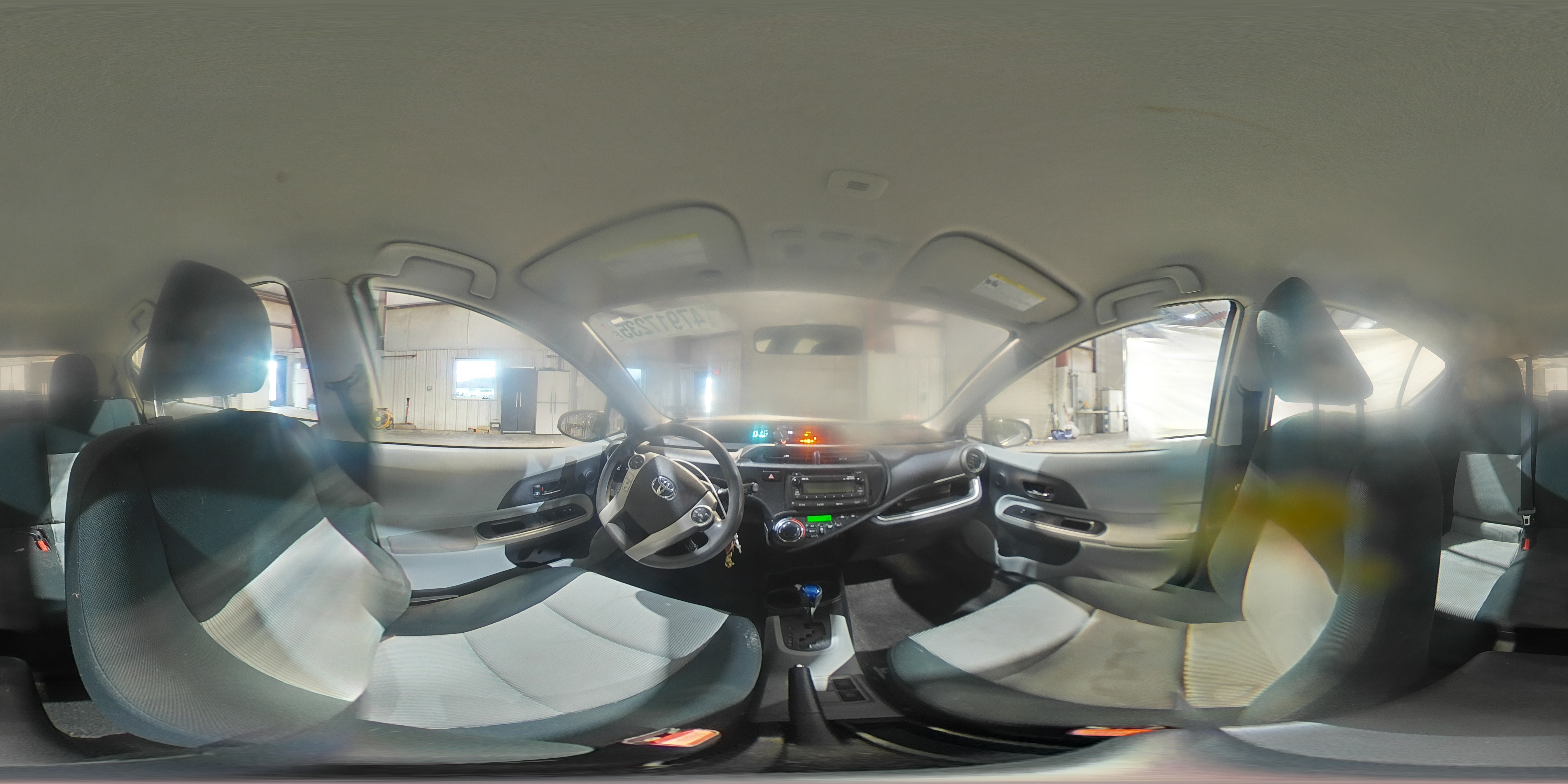 2014 Toyota Prius - Image 13
