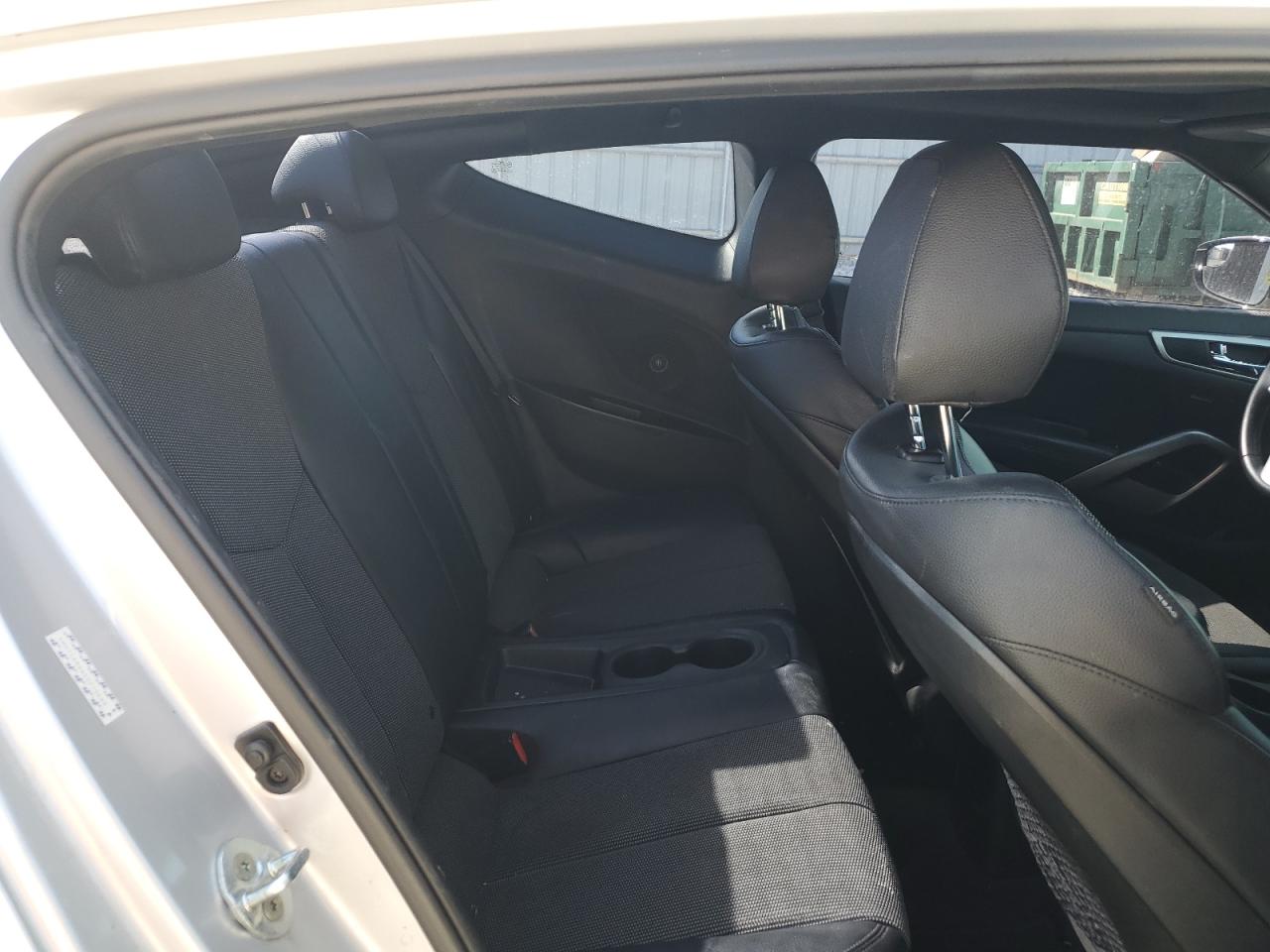 2016 Hyundai Veloster - Image 10