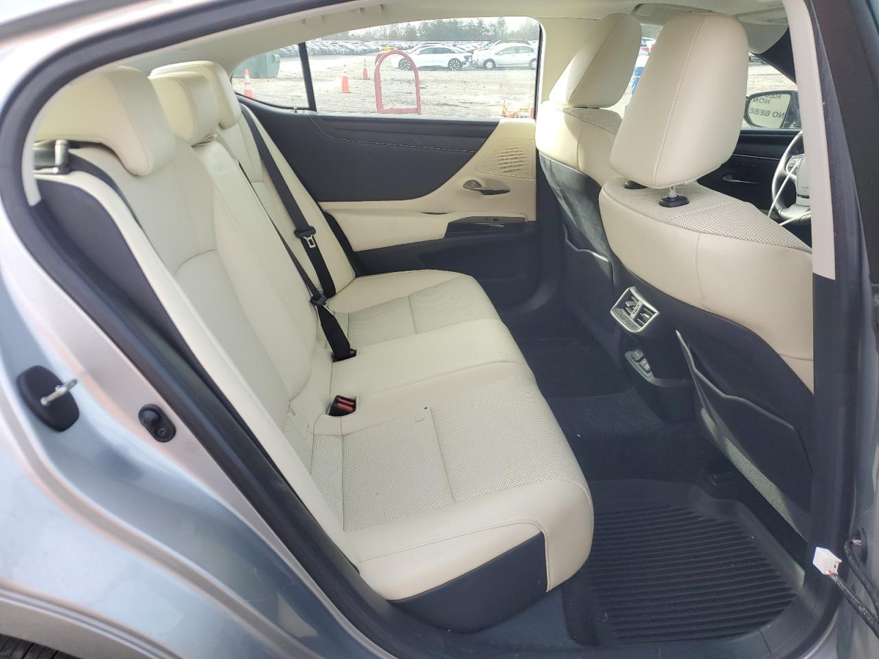 2022 Lexus ES - Image 10
