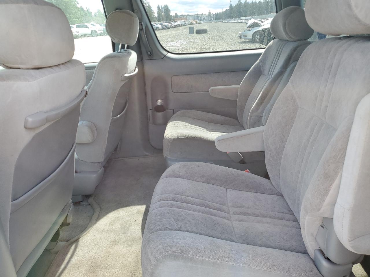 2000 Toyota Sienna - Image 11