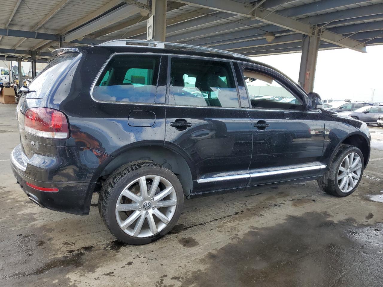 2010 Volkswagen Touareg - Image 3