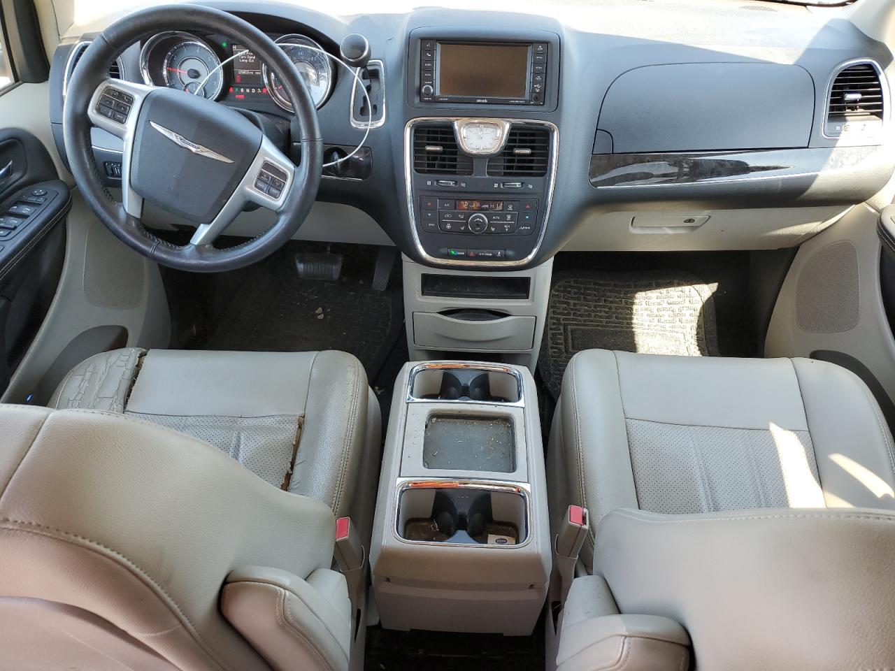 2014 Chrysler Town & Country - Image 8