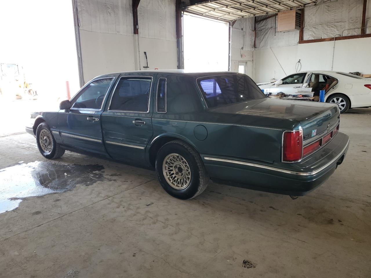 1996 Lincoln Town Car - Image 2