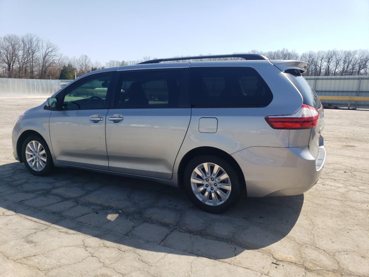2015 Toyota Sienna - Image 2